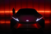 「レクサスLF-ZC」。後方には、竹を漉（す）き込んだ高さ4m×幅30ｍの越前和紙パネルが。