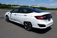 2016年3月に発表された燃料電池車「クラリティ フューエルセル」。燃料電池ユニットと水素タンクを搭載しながら、5人乗車が可能な車内空間を実現している。