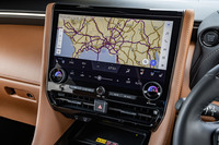 14インチのディスプレイオーディオにナビ画面を表示した様子。「ヴェルファイア」ではセンター通信型コネクテッドナビに車載ナビ機能が組み合わされており、通信が途切れた場合でもそのまま続けてナビ機能が利用できる。