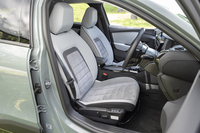 「アドバンストコンフォートシート」は表面の仕立てが変わり、上質なダウンジャケットのように立体的なキルティング加工が施される。