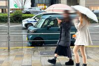 東京・表参道にて。トールワゴン型軽自動車「スズキ・スペーシア ベース」に「トヨタ・シエンタ」のタクシー、陸送車に載った「ランボルギーニ・ウルス」。将来、2026年を象徴する風景になるのだろうか。