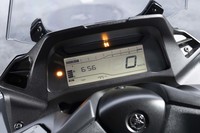 メーター表示は液晶タイプ。フルカラーではなく白黒だが、視認性に優れるデザインとなっている。