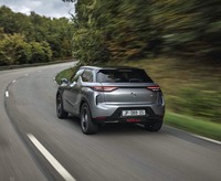 「DS 3クロスバックE-TENSE」が0-100km/h加速に要する時間は9秒。最高速は150km/hと公表される。なお、航続可能距離はWLTPモードで320km。