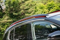 「エアバンプ」と同じ赤の差し色がルーフレールにも採用されている。