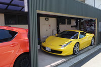 自宅ガレージにはフェラーリとアクアの2台を収納していた。