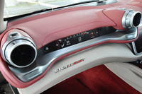 助手席の前方にも、フルカラーのタッチパネルが備わる。この画面で車両情報の確認やオーディオの操作が可能となっている。