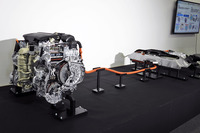 中型車向けの新しいハイブリッドシステム。AWDシステムについては、通常ではリアに搭載される後輪モーター用のECUをフロントに統合。パッケージの効率化を図っている。