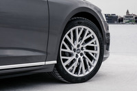 「55 TFSIクワトロ」の標準タイヤサイズは235/55R18。オプションで19インチや20インチも選択可能（欧州仕様の場合）。