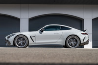 ボディーサイズは全長×全幅×全高＝4730×1985×1355mm。第2世代から2＋2クーペに生まれ変わったが、スタイリングの美しさにはむしろ磨きがかかっている。