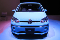 フロントまわりでは、よりワイドなイメージとなった新デザインのバンパーが特徴。