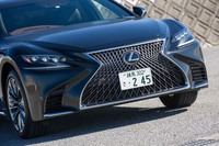 レクサス車の象徴であるスピンドルグリルは、よりアグレッシブなデザインに。フラッグシップモデルとしての存在感を表現するため、メッシュパターンのデザインを採用した。