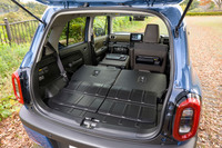 コンパクトモデルゆえに荷室の広さは限られているが、後席のスライド機構や後席・助手席の可倒機構により、フレキシブルに拡張が可能。フロアや後席背面には、防汚タイプの素材が用いられている。