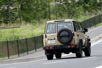 リアまわりでは、テールゲートの左右に残されていた海外仕様のテールランプが外され、きちんとカバーでふさがれた。バックカメラの搭載位置は左にオフセットしており、モニターの映像どおりに駐車するとクルマの位置がセンターからずれるので要注意だ。