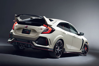 空力性能を高めるため、テールゲートまわりにはリアウイングをはじめとしたさまざまな空力デバイスが装着されている。