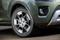 SUVテイストを強調するフェンダーアーチモール。「ハイブリッドMG」をのぞくとホイールやタイヤの仕様は基本的に共通。「ハイブリッドMF」の特徴はホイールのガンメタリック塗装のみである。