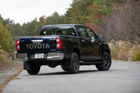 フロントセクションとキャビン、ベッド（荷台）によって構成される“凸”形のシルエットはピックアップトラックならでは。日本仕様は4ドアのダブルキャブのみで、2ドアのレギュラーキャブやエクストラキャブは用意されていない。