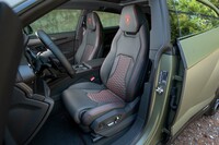 試乗車は単色のレザーをチョイスしていたが、「スポルティーボ」「ソフィスティケイティッド」と呼ばれる2タイプのバイカラーが新規設定されている。