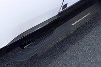 ドアの開口と連動してステップが展開する「ディプロイアブルサイドステップキット」。約60万円（！）のオプション装備だ。