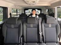 2・3列目を眺める。個人的には「アルファード」のような演出されたラグジュアリー感よりも、このように洗練されたファブリック張りシートが並ぶ空間が心地よい。