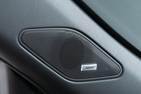 マイナーチェンジ前の「アウトランダー」には6スピーカーの標準オーディオシステムのほか、上級に9スピーカーの「BOSEプレミアムサウンドシステム」が用意されていた。