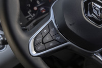 ACC関連のスイッチをステアリングホイールの9時位置に集中配置。直感的に操作できるデザインとレイアウトになっている。