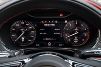 メーターは液晶スクリーンだが、スピードメーターとタコメーターの盤面にはヘアライン加工や反射光までもが表現されている。