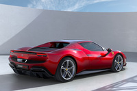 往年の「250LM」へのオマージュを取り入れたという「296」シリーズ。開発関係者いわく、テールランプを丸型にしなかったのは「それをやるとクラシックになりすぎるから」とのこと。