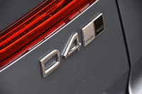 「ボルボXC60」には、ディーゼルエンジンを搭載する「D4」のほか、ガソリンターボの「T5」、ターボとスーパーチャージャーを併せ持つガソリン車「T6」。さらに、T6のユニットにモーターを組み合わせたプラグインハイブリッド車「T8」がラインナップされる。