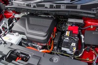 フロントフード下に収まる走行用モーターは最高出力150ps、最大トルク320Nmを発生。従来型から41psと66Nm向上している。
