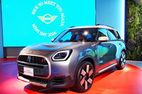 「MINIクロスオーバー」の後継を担う「MINIカントリーマン」。顔まわりは厚みがあるうえに各所の面が広く取られており、ボリューム感、押し出し感が強い。