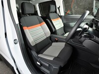 オレンジのアクセントが利いたシート表皮は「XTRパック」専用。シトロエンに期待するとおりの柔らかな座り心地だ。