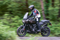 ベースグレードの「パン アメリカ1250」。パワートレインは上級モデルと共通だが、電子制御サスペンションやナックルガード、ハンドルヒーターなどの装備類が省略される。