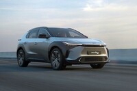 水素エンジンの開発に取り組む一方で、トヨタはEV戦略も加速させている。写真は、2022年の年央からグローバルに販売される新型EV「bZ4X」。2025年までに「bZ」シリーズ7車種を含む15車種のEVを新たに導入する予定だ。