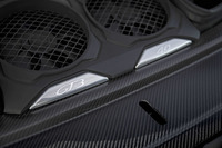 「911 GT3カップ」譲りとうたわれる3996ccの水平対向6気筒自然吸気ユニットは500psと460Nmを生み出す。エンジンフードを開けても従来同様、エンジン本体を見ることはできない。