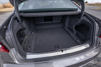 荷室容量は505リッター。バルクヘッドの中央部には長尺物が積み込めるようにスキーホールが設けられている。