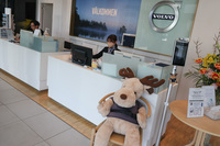 購入したボルボ・カー江戸川で。納車記念でエルクのぬいぐるみがもらえるかもと考えていたが、そんなことはありませんでした。