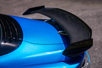 カーボン製のリアスポイラーが標準で装備される「A110 Sアセンション」。標準ラインナップの「A110 S」にも、フロントスプリッターやエクステンデッドアンダーパネルとセットでオプション装着（78万円）できる。