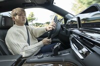 「エスカレード」の運転を楽しむ吉田健一さん。同車には、前席・後席乗員の声をマイクで拾い、適切なスピーカーから再生する「カンバーセーションエンハンスメント」（対話補助機能）が搭載されており、車内の広い3列シート車ながら、スムーズな乗員のコミュニケーションを可能にしている。