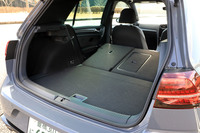 後席背もたれを前方に倒すと荷室容量を1270リッターに拡大できる。フロアボードを引き上げると、Cピラー根元部分に設置された左右のラッチが働き、簡単に固定されるので、床下から荷物を取り出す際などは安全で便利だ。