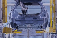 これまで熟練した作業員が担当していたシーリング塗布も、ロボットが行えるようになる。