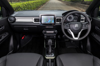 水平基調の、厚みを抑えたデザインが目を引くインストゥルメントパネルまわり。2020年2月の改良により、インテリアではシート表皮の種類や上級グレードに用いられるアクセントカラーが変更された。