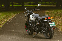 丸い灯火類に涙滴型の燃料タンクと、トラディショナルな装いが魅力の「ロイヤルエンフィールド・ハンター350」。日本導入から2年を経て、2025年5月に一部改良が加えられた（受注開始は同年8月）。