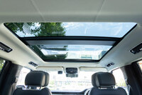 「オートバイオグラフィー」に標準装備されるパノラミックルーフ。無償で固定式とスライディング式の選択が可能だ。