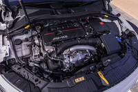 最高出力306PS、最大トルク400N・mの2リッター直4ターボエンジンを搭載。フルタイム4WDの「4MATIC」と組み合わされる。