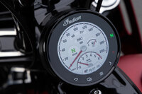 プレミアムモデルだけに装備は充実。Bluetoothを介して携帯端末と接続可能な4インチのタッチスクリーンに、USBポート、クルーズコントロール、キーレスイグニッションなどが標準で備わる。