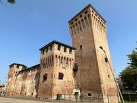 チェントの町で。その歴史を1378年までさかのぼる城塞（じょうさい）。