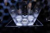 リアミドに搭載される4リッターV8ツインターボエンジンは最高出力720PS、最大トルク770N・mを発生。エンジンフードの開閉には専用工具が必要だ。