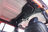 車内の天井を下から見上げたところ。ルーフパネル（写真の白い部分）は脱着式で、取り外せばオープンエアモータリングが楽しめる。Bピラーをまたぐフレーム（黒い部分）にはスピーカーが組み込まれている。