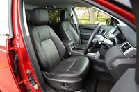 「HSE」に装備される、パーフォレーテッドグレインレザーシート。12wayの電動調整機構とポジションメモリー機能が搭載されている。