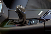 トランスミッションは「8L90」型と呼ばれるトルコン式8段AT。デュアルクラッチ式ATに匹敵するシフトレスポンスと、トルコン式ATならではの変速マナーを両立しているという。